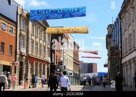 Banner für soziale Gerechtigkeit, Nachhaltigkeit, Umwelt usw. auf der High Street in Coventry, UK City of Culture 2021, in Warwickshire, Großbritannien Stockfoto