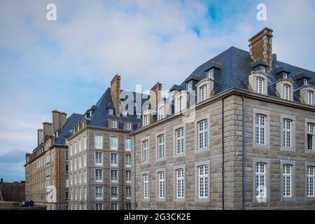 St-Malo, Frankreich, September 2020, Ansicht einiger Gebäude der Stadt von den Stadtmauern Stockfoto