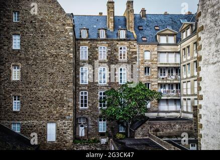 St-Malo, Frankreich, September 2020, Ansicht einiger Gebäude der Stadt von den Stadtmauern Stockfoto