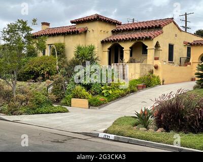 Typisches Haus im spanischen Stil mit Landschaftsgestaltung in Los Angeles, CA Stockfoto