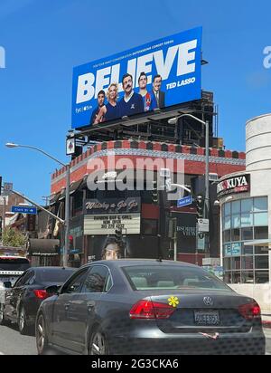 Reklametafeln, auf denen Ted Lasso Show Believe for Apple TV über dem legendären Nachtclub Whisky A Go Go auf dem Sunset Strip in West Hollywood, CA, präsentiert wird Stockfoto