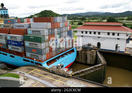 Containerschiff de maersk Line in der miraflores Schleusen Panama-Kanal Stockfoto