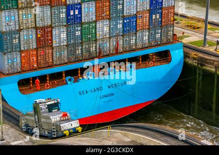 Riesiges Containerschiff in den Kanalschlössern Stockfoto