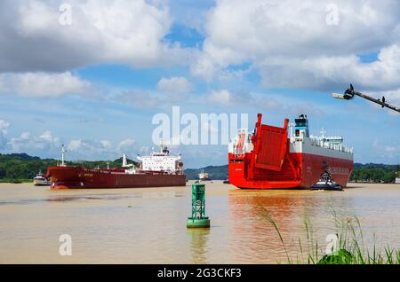 Panama-Kanal Autotransporter und Frachtschiff Transit Stockfoto