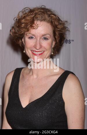 Lisa Banes nimmt am 21. Januar 2010 an der Eröffnungsnacht der Produktion von Noel Cowards „Present Laughter“ der Roundabout Theatre Company im American Airlines Theatre in New York City Teil. Foto: Henry McGee/MediaPunch Stockfoto