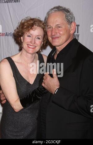 Lisa Banes und Victor Garber nehmen am 21. Januar 2010 an der Eröffnungsnacht der Produktion von Noel Cowards „Present Laughter“ der Roundabout Theatre Company im American Airlines Theatre in New York City Teil. Foto: Henry McGee/MediaPunch Stockfoto