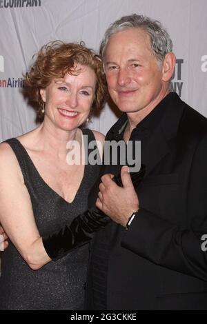 Lisa Banes und Victor Garber nehmen am 21. Januar 2010 an der Eröffnungsnacht der Produktion von Noel Cowards „Present Laughter“ der Roundabout Theatre Company im American Airlines Theatre in New York City Teil. Foto: Henry McGee/MediaPunch Stockfoto