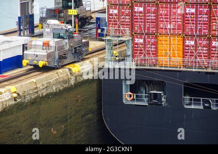 Panamakanal panamax Container Frachtschiff Transit Stockfoto