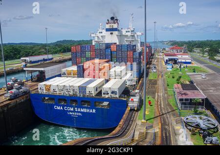 Panama-Kanal Container Frachtschiff Transit Stockfoto