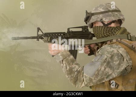 US-Soldat feuerte M4-Karabiner während der Militäroperation in der Wüste in die Wüste Stockfoto