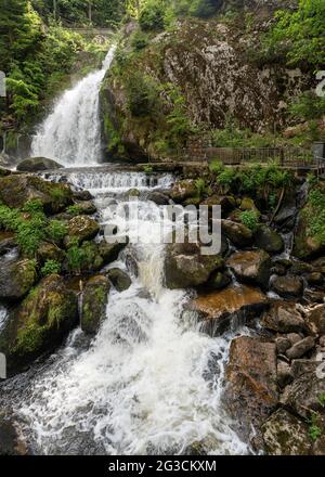 Vertikale Aufnahme des schönen Triberg-Wasserfalls im Schwarzwald, aufgenommen in Deutschland Stockfoto