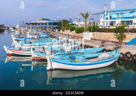 Ayia Napa, Zypern - 16. Juni 2018: Traditionelle blauweiße griechische Fischerboote werden an einem sonnigen Tag im Hafen von Ayia Napa festgemacht Stockfoto