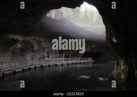 Ruskeala, Russland - 12. Juni 2021: Touristen beobachten Sinkhole in einem Marmorbruch Stockfoto