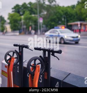 Elektroroller Verleih und Polizei Autovermietung Stockfoto