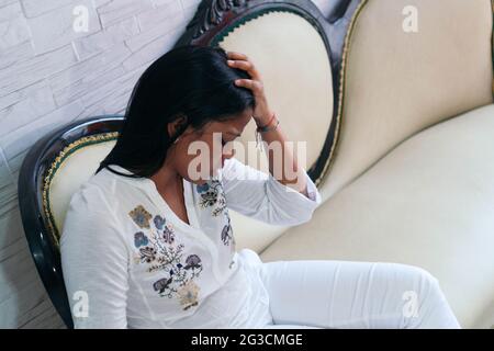 Unglückliche afrikanische Frau in Therapie mit ihrem Psychologen zu Hause Stockfoto