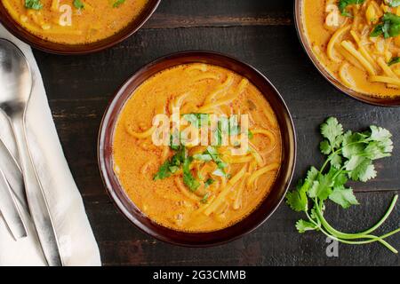 Northern-Style Vegane Thai Coconut Soup: Suppe aus einem Puder aus einem Pulver, Reisnudeln und Kokosmilch Stockfoto