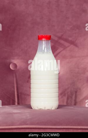 Eine Plastikflasche mit Milch, Liter Volumen, rotem Verschluss, Nahaufnahme Stockfoto