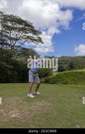 Wunderschöne Aufnahmen mit hoher Verschlusszeit von Golfschaukeln im Royal Hawaiian Golf Club in Oahu Hawaii Stockfoto