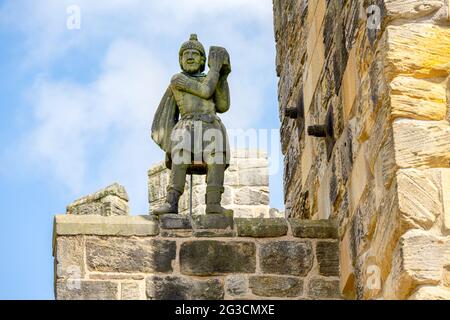 ALNWICK, ENGLAND - 10. JUNI 2021: Statue eines Kriegers auf dem Dach des Schlosses von Alnwick in Northumberland Stockfoto