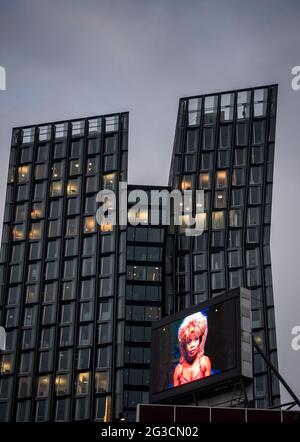 Leuchtand mit Werbung für das Tina Turner Musical, Reeperbahn, Hamburg St. Pauli. Stockfoto