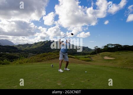 Wunderschöne Aufnahmen mit hoher Verschlusszeit von Golfschaukeln im Royal Hawaiian Golf Club in Oahu Hawaii Stockfoto