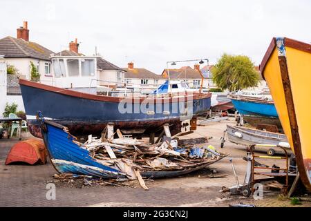 Der Bootsfriedhof. Eine Gruppe von Wracks von alten hölzernen Fischerbooten am Kai in Poole, Dorset, England Stockfoto