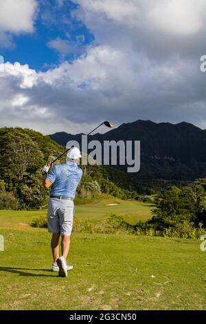 Wunderschöne Aufnahmen mit hoher Verschlusszeit von Golfschaukeln im Royal Hawaiian Golf Club in Oahu Hawaii Stockfoto