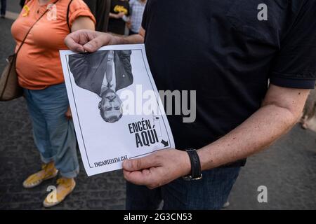 Barcelona, Spanien. Juni 2021. Auf der Plaza Sant Jaume wird ein Protesten für die Unabhängigkeit gesehen, der nach der Ankündigung seines nächsten Besuchs in Barcelona ein Porträtplakat des spanischen Königs, Filiane VI, verbrannt hat.Demonstranten, die sich für die Unabhängigkeit Kataloniens einsetzen, haben gegen die spanische Monarchie protestiert, indem sie die Porträtplakate von König Filiane verbrannt haben VI. Auf der Plaza Sant Jaume nach der Ankündigung des morgigen Besuches von König Ajman VI. In Barcelona bei einem Treffen von Geschäftsleuten. Kredit: SOPA Images Limited/Alamy Live Nachrichten Stockfoto