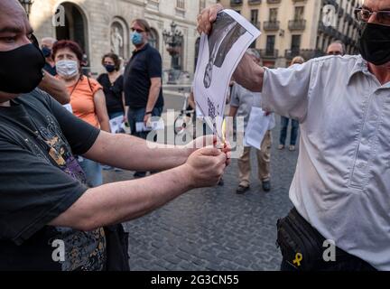 Barcelona, Spanien. Juni 2021. Auf der Plaza Sant Jaume wird ein Protesten für die Unabhängigkeit gesehen, der nach der Ankündigung seines nächsten Besuchs in Barcelona ein Porträtplakat des spanischen Königs, Filiane VI, verbrannt hat.Demonstranten, die sich für die Unabhängigkeit Kataloniens einsetzen, haben gegen die spanische Monarchie protestiert, indem sie die Porträtplakate von König Filiane verbrannt haben VI. Auf der Plaza Sant Jaume nach der Ankündigung des morgigen Besuches von König Ajman VI. In Barcelona bei einem Treffen von Geschäftsleuten. Kredit: SOPA Images Limited/Alamy Live Nachrichten Stockfoto