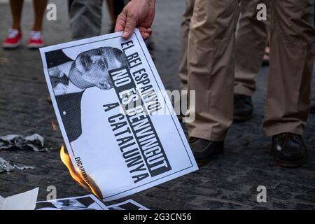 Barcelona, Spanien. Juni 2021. Auf der Plaza Sant Jaume wird ein Protesten für die Unabhängigkeit gesehen, der nach der Ankündigung seines nächsten Besuchs in Barcelona ein Porträtplakat des spanischen Königs, Filiane VI, verbrannt hat.Demonstranten, die sich für die Unabhängigkeit Kataloniens einsetzen, haben gegen die spanische Monarchie protestiert, indem sie die Porträtplakate von König Filiane verbrannt haben VI. Auf der Plaza Sant Jaume nach der Ankündigung des morgigen Besuches von König Ajman VI. In Barcelona bei einem Treffen von Geschäftsleuten. Kredit: SOPA Images Limited/Alamy Live Nachrichten Stockfoto