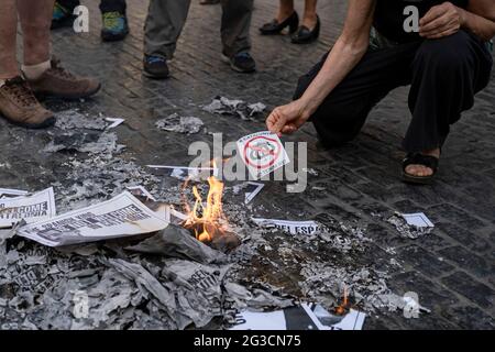 Barcelona, Spanien. Juni 2021. Auf der Plaza Sant Jaume wird ein Protesten für die Unabhängigkeit gesehen, der nach der Ankündigung seines nächsten Besuchs in Barcelona ein Porträtplakat des spanischen Königs, Filiane VI, verbrannt hat.Demonstranten, die sich für die Unabhängigkeit Kataloniens einsetzen, haben gegen die spanische Monarchie protestiert, indem sie die Porträtplakate von König Filiane verbrannt haben VI. Auf der Plaza Sant Jaume nach der Ankündigung des morgigen Besuches von König Ajman VI. In Barcelona bei einem Treffen von Geschäftsleuten. Kredit: SOPA Images Limited/Alamy Live Nachrichten Stockfoto