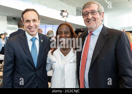 Howard Zucker, der Gesundheitskommissar VON NYS, die Ärztin Sandra Lindsay, Michael Dowling, President und CEO von Northwell Health, nehmen an der Ankündigung von Gouverneur Cuomo Teil, dass die COVID-19-Beschränkungen aufgehoben wurden, da 70 % der erwachsenen New Yorker am 15. Juni 2021 im One World Trade Center in New York die erste Dosis eines Impfstoffs erhalten haben. Der Gouverneur lobte alle New Yorker für ihre Arbeit während der Pandemie. Der Gouverneur lobte besonders wichtige Arbeitnehmer und überreichte Auszeichnungen an diejenigen, die den Staat New York durch die COVID-19-Pandemie getragen haben. (Foto von Lev Radin/Sipa USA) Stockfoto