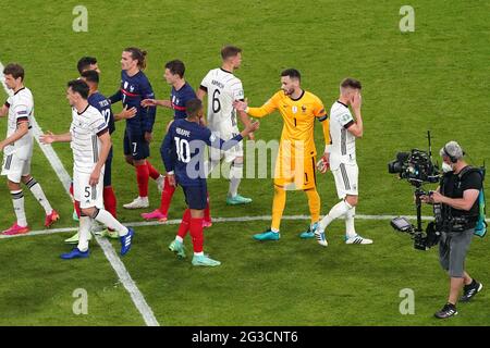 MÜNCHEN, DEUTSCHLAND - 15. JUNI: Kylian Mbappe aus Frankreich, Torhüter Hugo Lloris aus Frankreich während des UEFA Euro 2020-Spiels zwischen Frankreich und Deutschland in der Allianz Arena am 15. Juni 2021 in München (Foto: Andre Weening/Orange Picles) Stockfoto