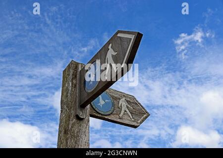 Holzschild zeigt Isle of Anglesey Coastal Path, Beaumaris Stockfoto