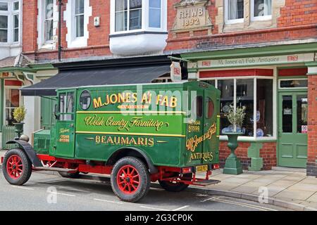 M Jones ai Fab, Antiquitätenhändler, der vor dem Geschäft, Beaumaris, geparkt hat Stockfoto