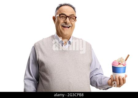 Reifer Mann hält Eis in einer Papiertasse und lächelt isoliert auf weißem Hintergrund Stockfoto