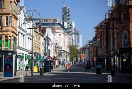 Menschen gehen Briggate, eine der Haupteinkaufsstraßen, die normalerweise sehr voll im Stadtzentrum von Leeds in West Yorkshire wäre, wie alle anderen Stockfoto