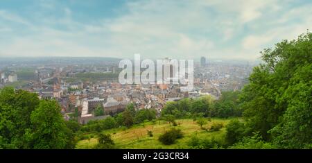 LÜTTICH, BELGIEN - 05. Jun 2021: Lüttich, Belgien, 2021. Juni: Panoramasicht auf die Stadt Lüttich in Wallonien, Belgien Stockfoto