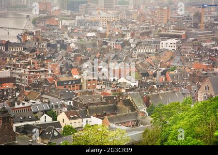 LÜTTICH, BELGIEN - 05. Jun 2021: Lüttich, Belgien, 2021. Juni: Dichte Wohnarchitektur in der Innenstadt von Lüttich in Wallonien, Belgien Stockfoto