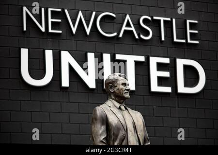 Eine Statue von Sir Bobby Robson CBE (1933-2009) vor dem Fußballstadion von Newcastle United und dem Heimstadion St. James’ Park. Sir Bob, geboren in der Grafschaft Durham Stockfoto