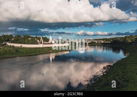 Luftaufnahme des Klosters Mariä Himmelfahrt (Uspenski) am sonnigen Sommertag. Staritsa, Twer Oblast, Russland. Hochwertige Fotos Stockfoto