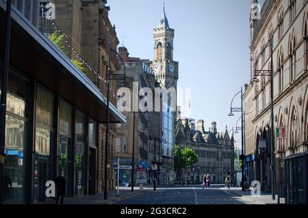 Die ruhigen Straßen des Bradford City Centre in West Yorkshire, während die Coronavirus-Pandemie im Vereinigten Königreich weiter anhält und soziale Distanzierung und Sperre Stockfoto
