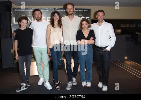 Raphael Romand, Sofian Khammes, Suliane Brahim, Just Philippot, Marie Narbonne und Jerome Genevray bei der Premiere von La Nuee am 15. Juni 2021 bei der UGC Cine Cite Les Halles in Paris, Frankreich. Foto von Aurore Marechal/ABACAPRESS.COM Stockfoto