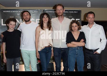 Raphael Romand, Sofian Khammes, Suliane Brahim, Just Philippot, Marie Narbonne und Jerome Genevray bei der Premiere von La Nuee am 15. Juni 2021 bei der UGC Cine Cite Les Halles in Paris, Frankreich. Foto von Aurore Marechal/ABACAPRESS.COM Stockfoto