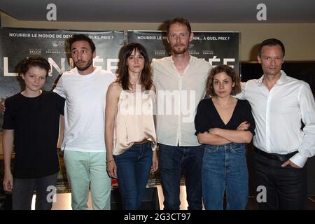 Raphael Romand, Sofian Khammes, Suliane Brahim, Just Philippot, Marie Narbonne und Jerome Genevray bei der Premiere von La Nuee am 15. Juni 2021 bei der UGC Cine Cite Les Halles in Paris, Frankreich. Foto von Aurore Marechal/ABACAPRESS.COM Stockfoto