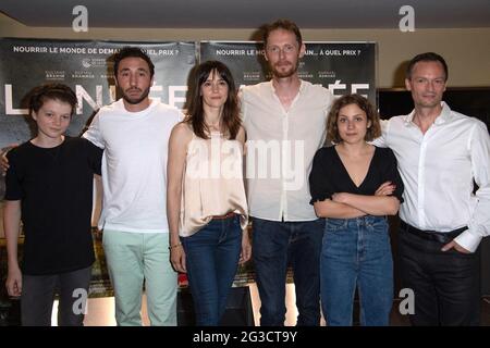 Raphael Romand, Sofian Khammes, Suliane Brahim, Just Philippot, Marie Narbonne und Jerome Genevray bei der Premiere von La Nuee am 15. Juni 2021 bei der UGC Cine Cite Les Halles in Paris, Frankreich. Foto von Aurore Marechal/ABACAPRESS.COM Stockfoto