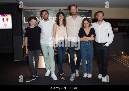 Raphael Romand, Sofian Khammes, Suliane Brahim, Just Philippot, Marie Narbonne und Jerome Genevray bei der Premiere von La Nuee am 15. Juni 2021 bei der UGC Cine Cite Les Halles in Paris, Frankreich. Foto von Aurore Marechal/ABACAPRESS.COM Stockfoto