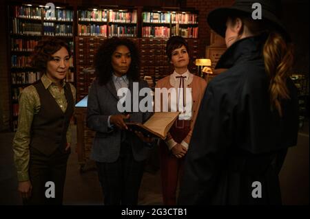 VERÖFFENTLICHUNG: 14. Juli 2021 TITEL: Gunpowder Milkshake STUDIO: Studiocanal REGIE: Navot Papushado PLOT: Drei Generationen von Frauen kämpfen gegen diejenigen, die ihnen alles nehmen könnten. MIT MICHELLE YEOH als Florence, ANGELA BASSETT als Anna May, CARLA GUGINO als Madeleine, KAREN GILLAN als Sam. (Bild: © StudioCanal/Entertainment Pictures) Stockfoto