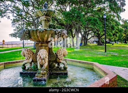 Der Sharda Mangal Memorial Fountain ist im Beach Park am 12. Juni 2021 in Pascagoula, Mississippi, abgebildet. Stockfoto