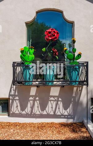 Fenster mit Balkon mit Metallpflanzen Stockfoto